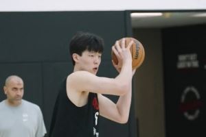 小手一抖助攻+1!杨瀚森训练中声东击西送妙传 助队友扣空篮
