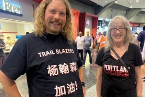 👍杨瀚森水不了!球迷穿特制衣服为小杨加油 “瀚”少了三点水