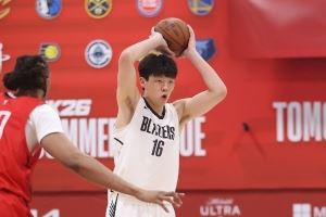 队记:杨瀚森有时在进攻端不说英语队友也懂其意图 这是他的能力