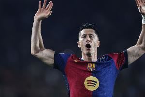 每体:莱万一心只想留巴萨&全神贯注于新赛季,他要冲击所有冠军