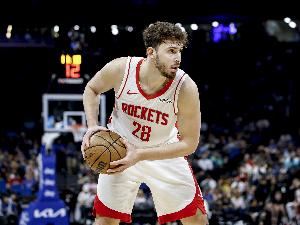 申京:去NBA时很多人劝我别去 欧洲球员想立足NBA必须年轻时就去