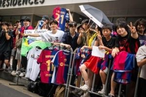 世体:大邱球迷热烈迎接巴萨,约百人在酒店外守候