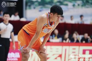 杨曦皓:职业队里每个位置都有实力强劲的球员 随时可能被替代
