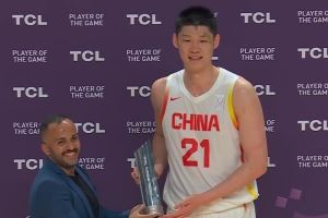 定海神针!胡金秋赛后领取最佳球员奖杯 全场中国球迷大喊MVP
