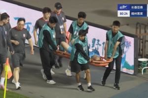 望无大碍!吴亚轲因伤被担架抬出场,此前神扑力保球门不失