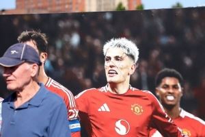 引发不满!球迷号:老特拉福德球场外,有加纳乔形象的海报遭破坏