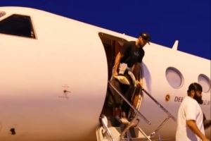 热情似火!库里开启中国行 现场球迷高喊MVP