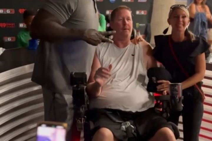 严重车祸导致瘫痪!“大竹竿”布拉德利的一双小腿已截肢
