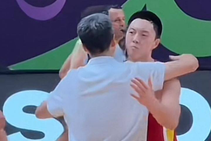 强度太大!胡明轩憾失绝杀 和郭士强拥抱时嘴唇已煞白&毫无血色