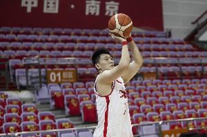 媒体人:雷蒙用头蹭对方的脸 是经验的体现 他在尝试干扰对手情绪