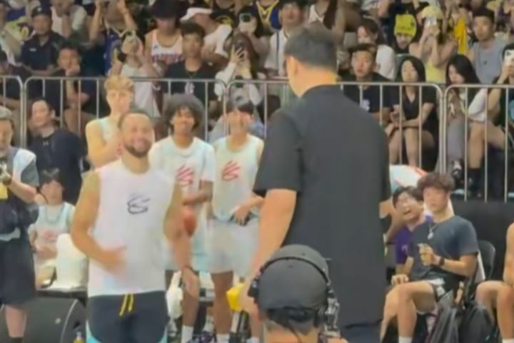 给足尊重!库里笑着一路小跑过去和姚明握手致意