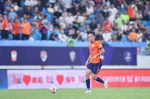 足球报:从慢镜回放看,张弛吊射是可以的但脚法运用出现问题