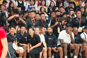 组队接一波?崔永熙&赵睿&李梦&张博源现身詹姆斯成都行
