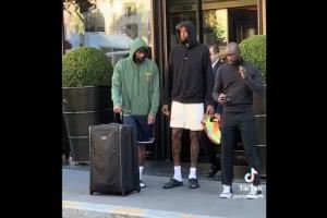 气质太特别!杜兰特现身巴黎街头 上身连帽衫下身短裤 手拿球鞋