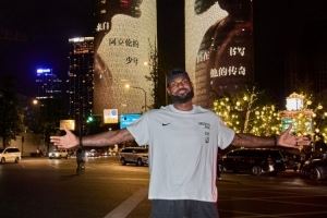 亲自打卡留念!耐克官方晒詹姆斯昨晚在成都双子塔灯光秀前合影