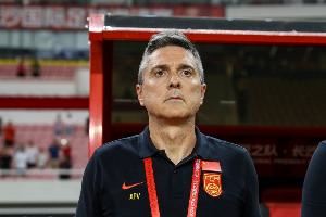 记者:草坪质量差对强队不利,澳大利亚U22没玩命踢似乎接受0-0