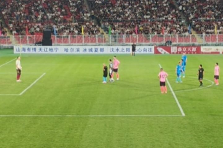 🤣裁判英明!郭艾伦手持⚽️进攻被“恶犯” 赵四果断判点球