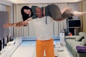 马布里和老婆进行睡美人挑战:这个我也行 80岁也照样把你举起来