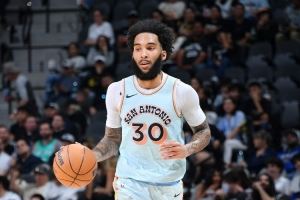 三分很准但犯规也很多!尚帕尼半场三分4中4拿12分 有4次犯规