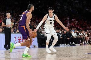 媒体人:真当票房吉祥物了?队友几乎不传球&把曾凡博当透明人