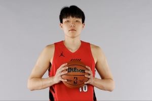 媒体人:精准切掉拉文的球 身背3犯还敢这么下手说明杨瀚森不怯场