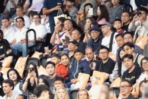 是偶像也是爸爸队友!周琦儿子“糊糊”被曾凡博抱起 2人亲密互动