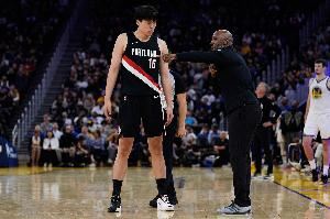 媒体人:杨瀚森需继续坚决投三分 若场均命中1记三分那就太厉害了