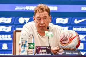 斯卢茨基:路易斯合练次数不多,但明天登场应该没有问题
