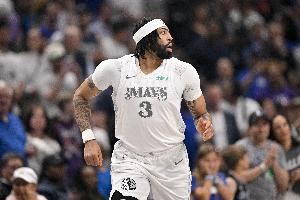  状态一般！浓眉半场8中3&三分3中0拿到8分7板 出现2失误