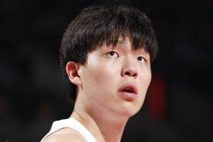  媒体人：杨瀚森哭了好事 以前球迷总骂国足球员输了还嬉皮笑脸