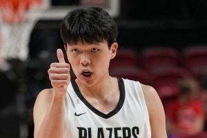  一身休闲装！杨瀚森赛前出场秀 翻译刘禹铖拿着装备一同来到球场