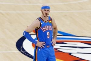 卡鲁索:被队友叫叔叔很诡异 我只是平均年纪&联盟最老有40岁呢