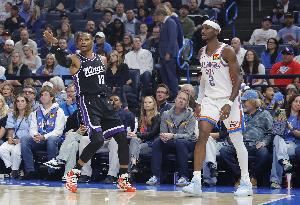  记者：国王的阵容确实太矮了 生死时刻篮板问题还是暴露了