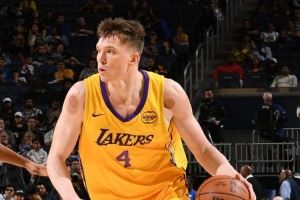 今天扛起了替补火力!克内克特12中7拿到15分&填满数据栏