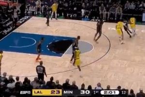  有点尴尬！布朗尼弧顶接球遭遇逼抢直接出界失误