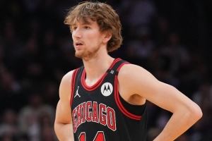  表现不俗！布泽利斯半场11投7中&三分2中2 得到17分3板1断