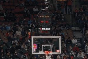  早干嘛去了！猛龙主场比赛开打 计时器还没调试好...