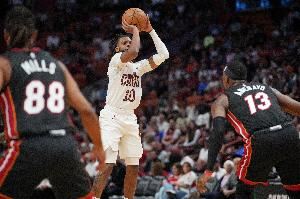  韦尔：阿德巴约总是提醒我有身高优势 他帮助我很多