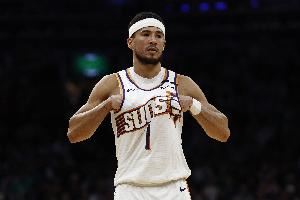  下半场轰29分&绝杀三分不中！布克26中10空砍32分 上半场9中1