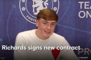 中后场多面手!切尔西官方:和17岁小将莱维-理查兹签下职业合同