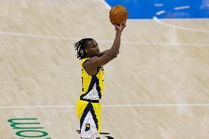  里突外投！内史密斯半场10中6砍并列最高18分 三分7中4