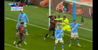 别挤了😂伯恩茅斯角球时包夹门将,多纳鲁马隔着多库推开二人