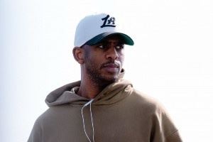  出发菲尼克斯！快船球员依旧是主打舒适的一次登机穿搭