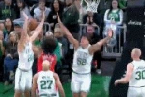  绿军薄弱的内线！巴格利顺下迎着多人防守拉杆打成2+1