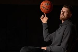  哈尔滕施泰因官宣签约斯凯奇篮球 此前穿着的为Nike球鞋