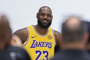  Shams：湖人已从G联盟召回詹姆斯 老詹的赛季首秀即将到来